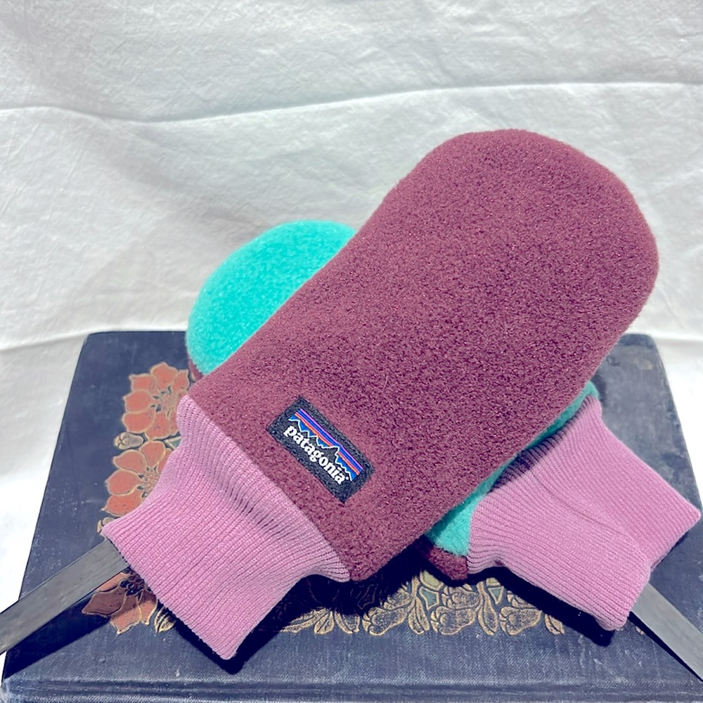 Baby Patagonia fleece mittens 12-24 months.